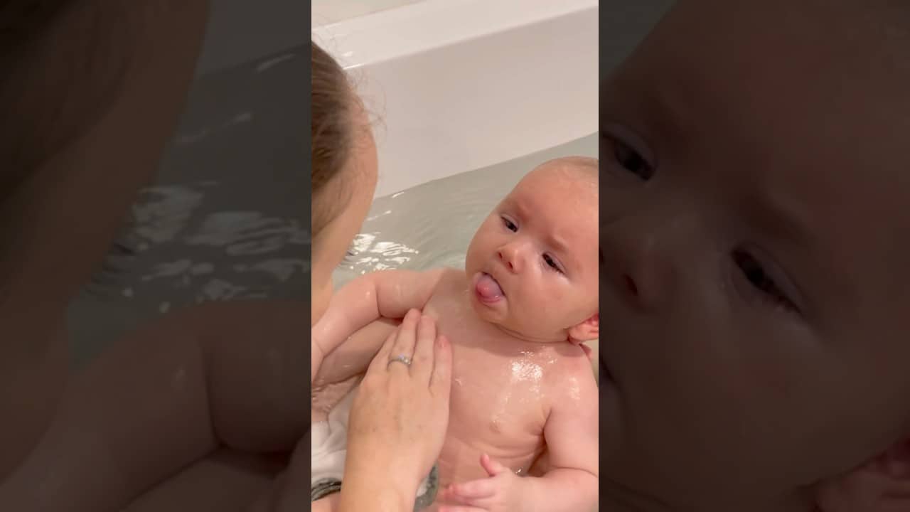Washing Baby In The Bath #bath #babybath #babygirl #bathtime #parentingtips