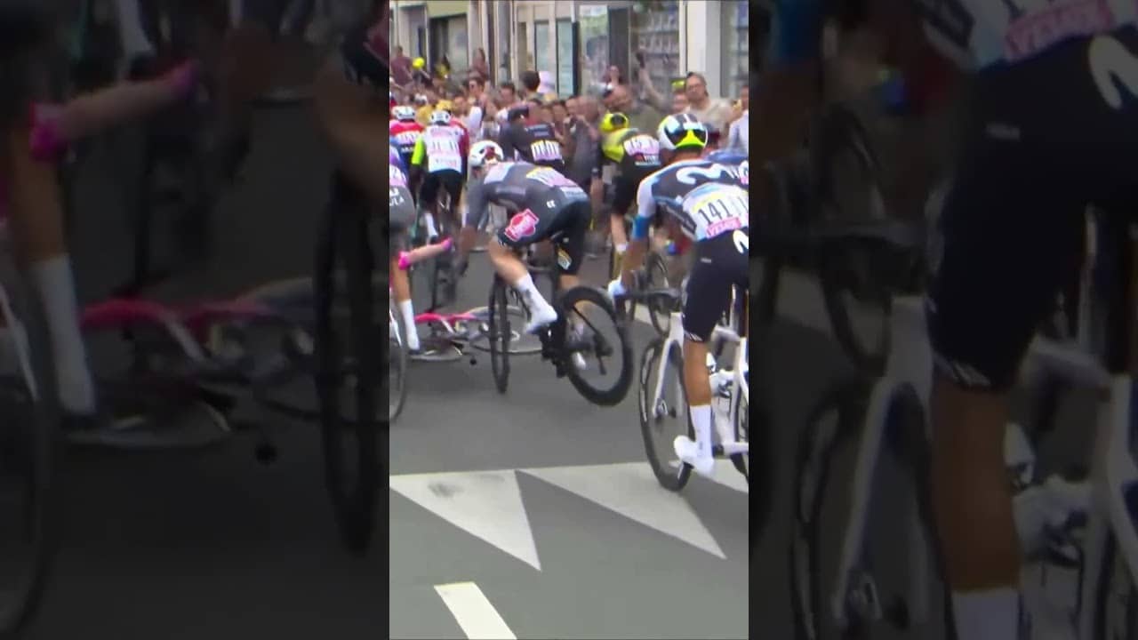 When Kaden Groves showed some crazy bike handling skills to avoid a crash 😳