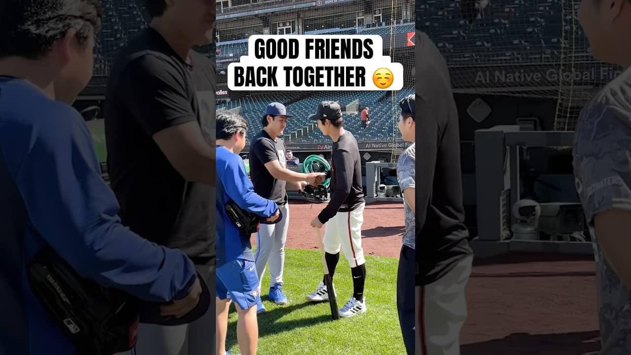 A wholesome pregame moment between Kazuma Okamoto and Jung Hoo Lee 😁 和真が親友のイ・ジョンフ選手と会った! #BlueJays
