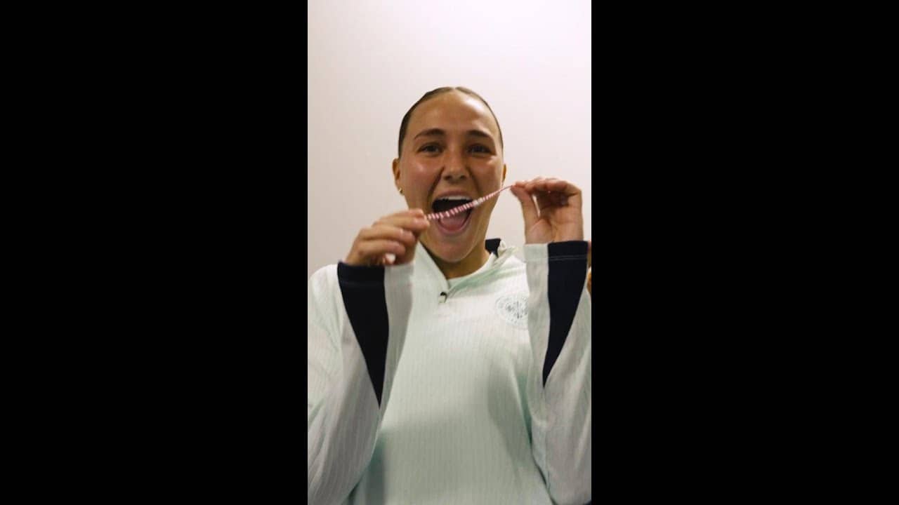 Racing players receive friendship bracelets