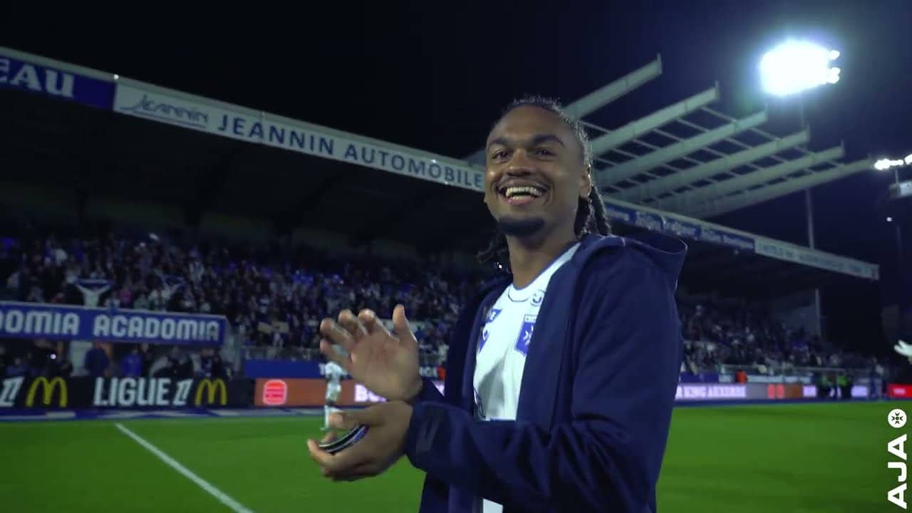 La communion avec le public de l'Abbé Deschamps après AJA-Nice (2-1)