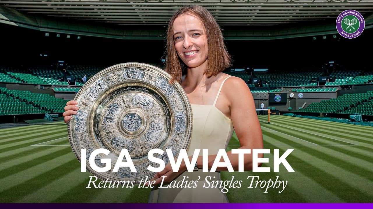 Iga Swiatek returns the Ladies' Singles trophy to Wimbledon 🏆