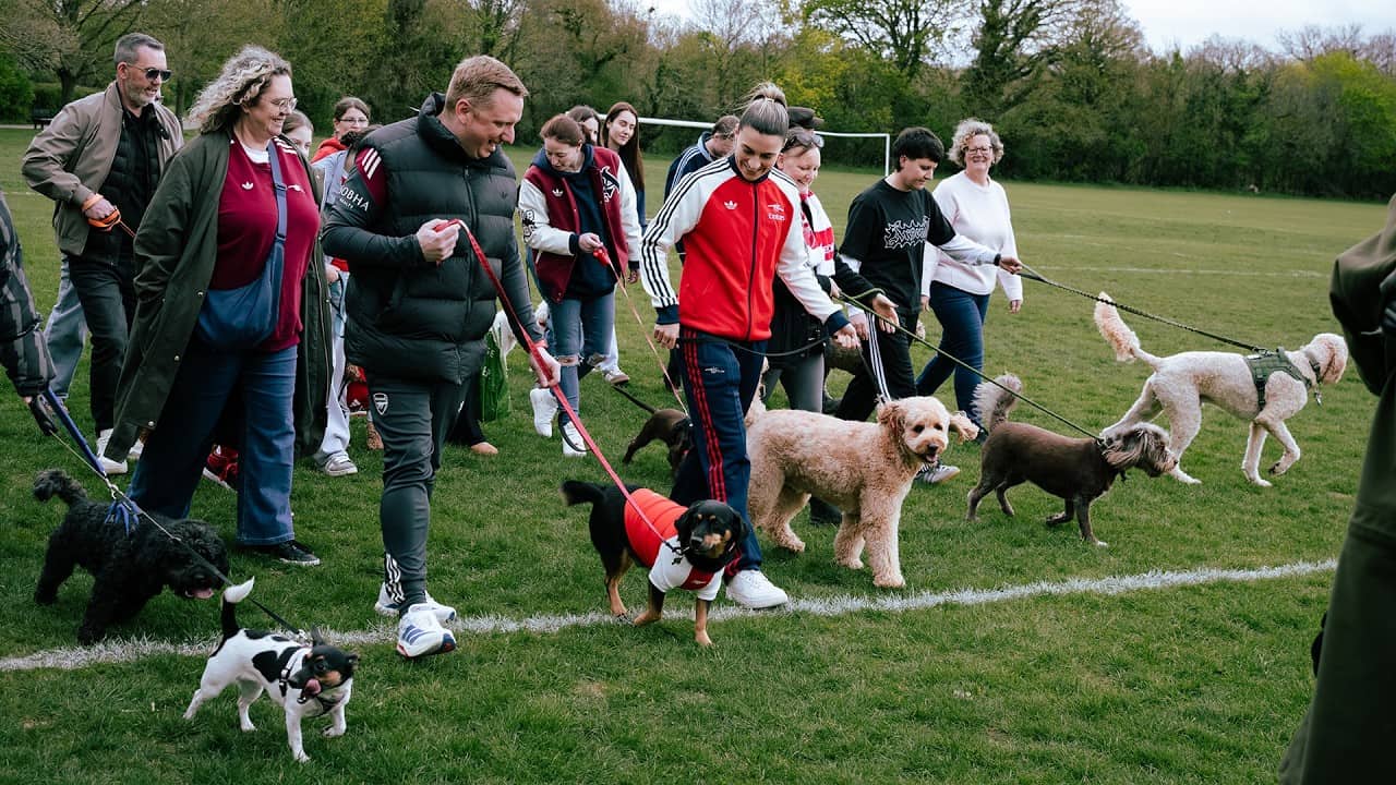 STEPH SIGNS ✍️ | Steph Catley announces new contract on supporter's dog walk!