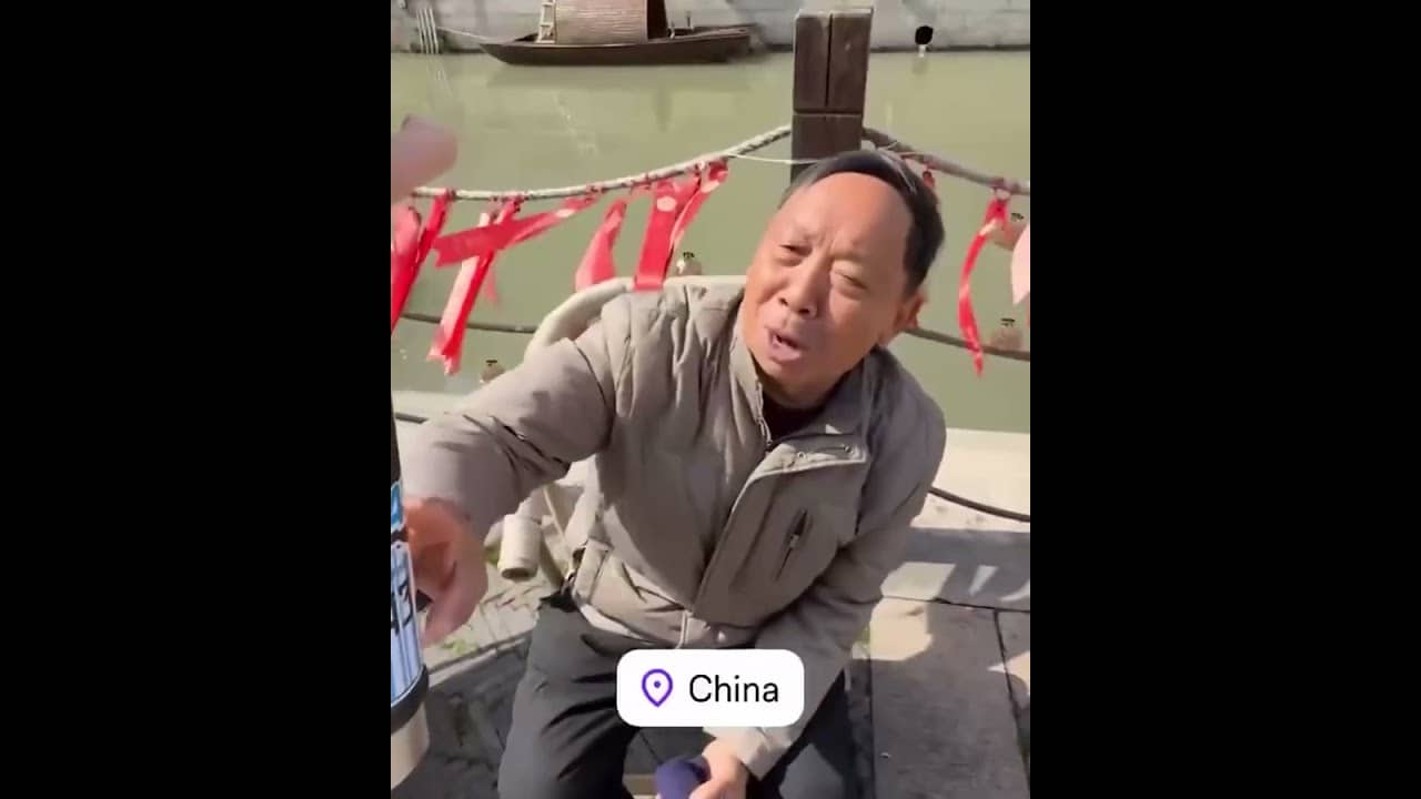 Franco Colapinto showing Chinese locals his Messi-Argentina water bottle 😂 (via @francolapinto/IG)