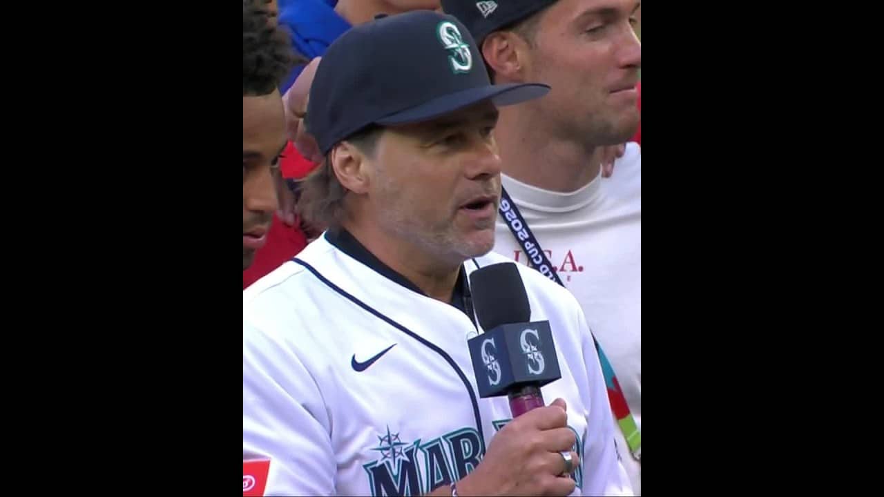 USMNT head coach Mauricio Pochettino throws out first pitch during Fourth of July weekend 🇺🇸