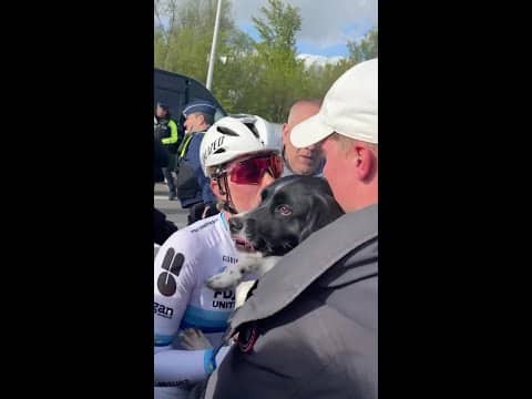 Demi Vollering had to celebrate with her dog Flo after the Tour of Flanders 🥹🐶