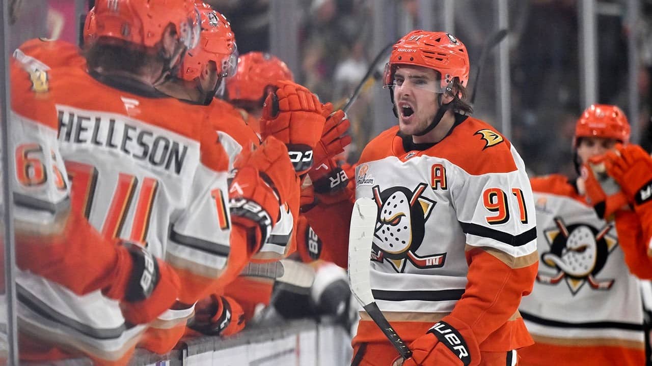 CARLSSON makes it 2-0 DUCKS in Game 2!!