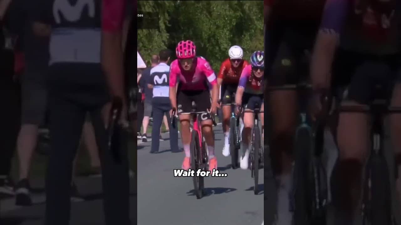 The ultimate show of sportsmanship 🤝 A helping hand from Antonia Niedermaier 🙌