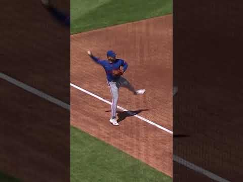 Bo Bichette makes the long throw 💪