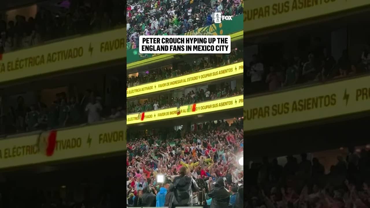 Peter Crouch hyping up England fans as 'Don't Look Back In Anger' plays 🏴󠁧󠁢󠁥󠁮󠁧󠁿