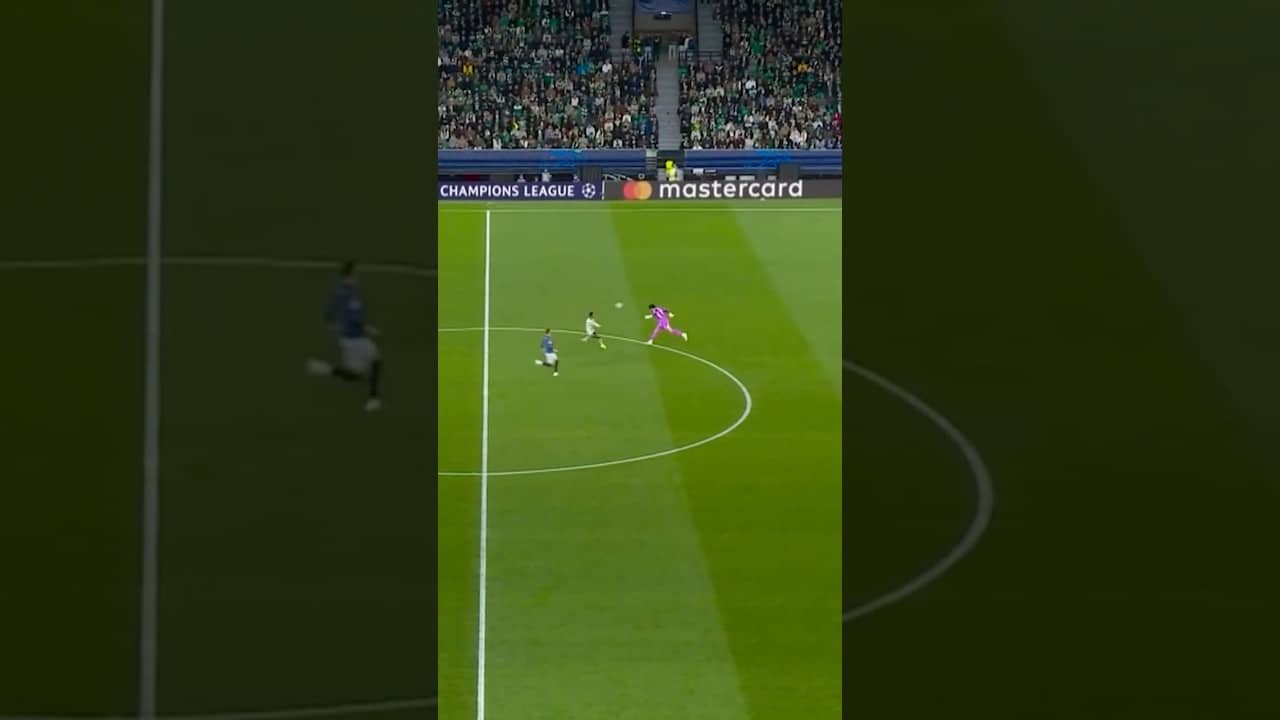 DAVID RAYA SPRINTS BACK FROM HALFWAY LINE!