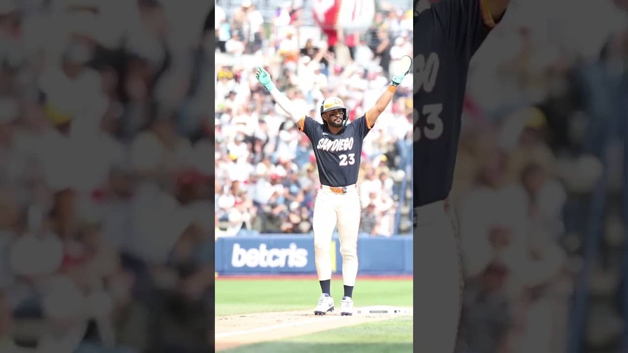 Fernando Tatis Jr. raises one arm for each Manny Machado home run today! 🫡