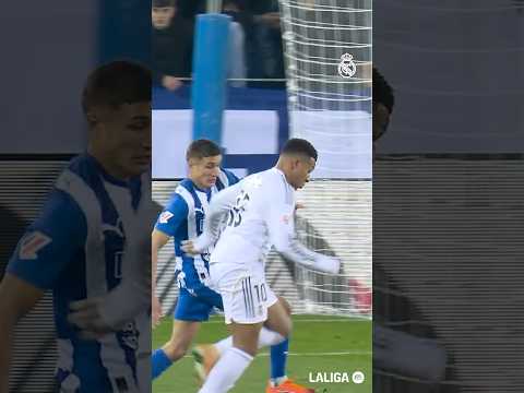🤯 KM10 doing KM10 things. #LaLigaHighlights #AlavésRealMadrid #RealMadrid