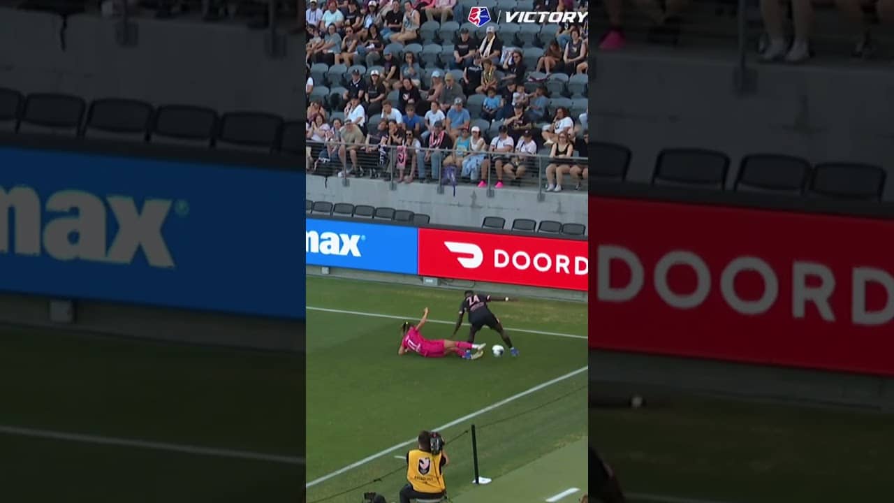 The way she turned pressure into space… cold. 🥶 Prisca Chilufya ⚽