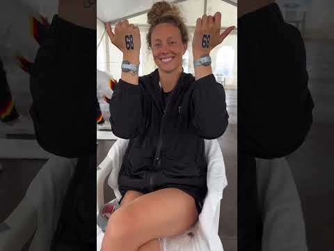 How 🇩🇪 Leonie Beck Secures Her Transponder for Open Water Race 🏊‍♀️📹