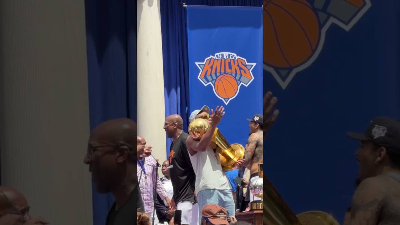 Deuce McBride was dancing with the Larry O’Brien Trophy when “New York, New York” was playing 😂