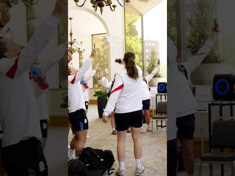 The Red Roses’ pre-match singalong 🎶 | @o@o2ukofficial #WearTheRose