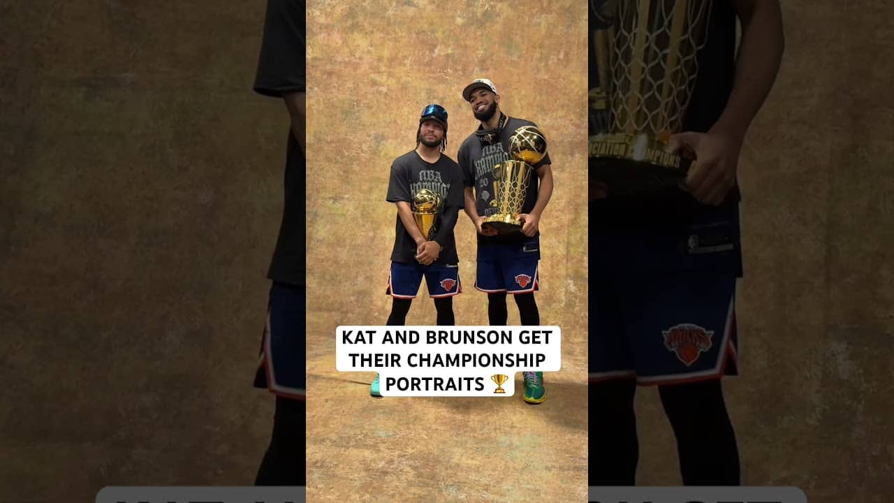 Brunson and KAT get to take their championship portraits 🏆