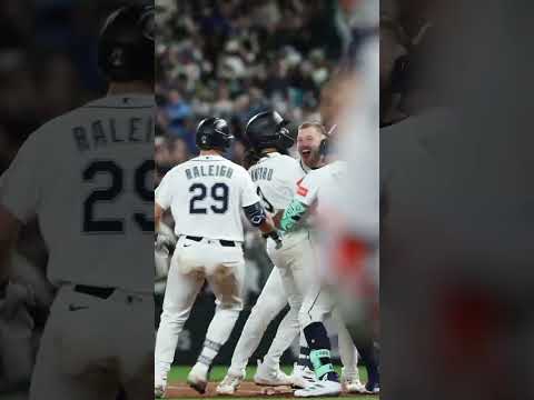 J.P. Crawford WALKS IT OFF! 🔱