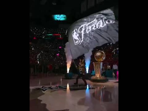 The giant Larry O’Brien Trophy during pregame also made a comeback 🔥