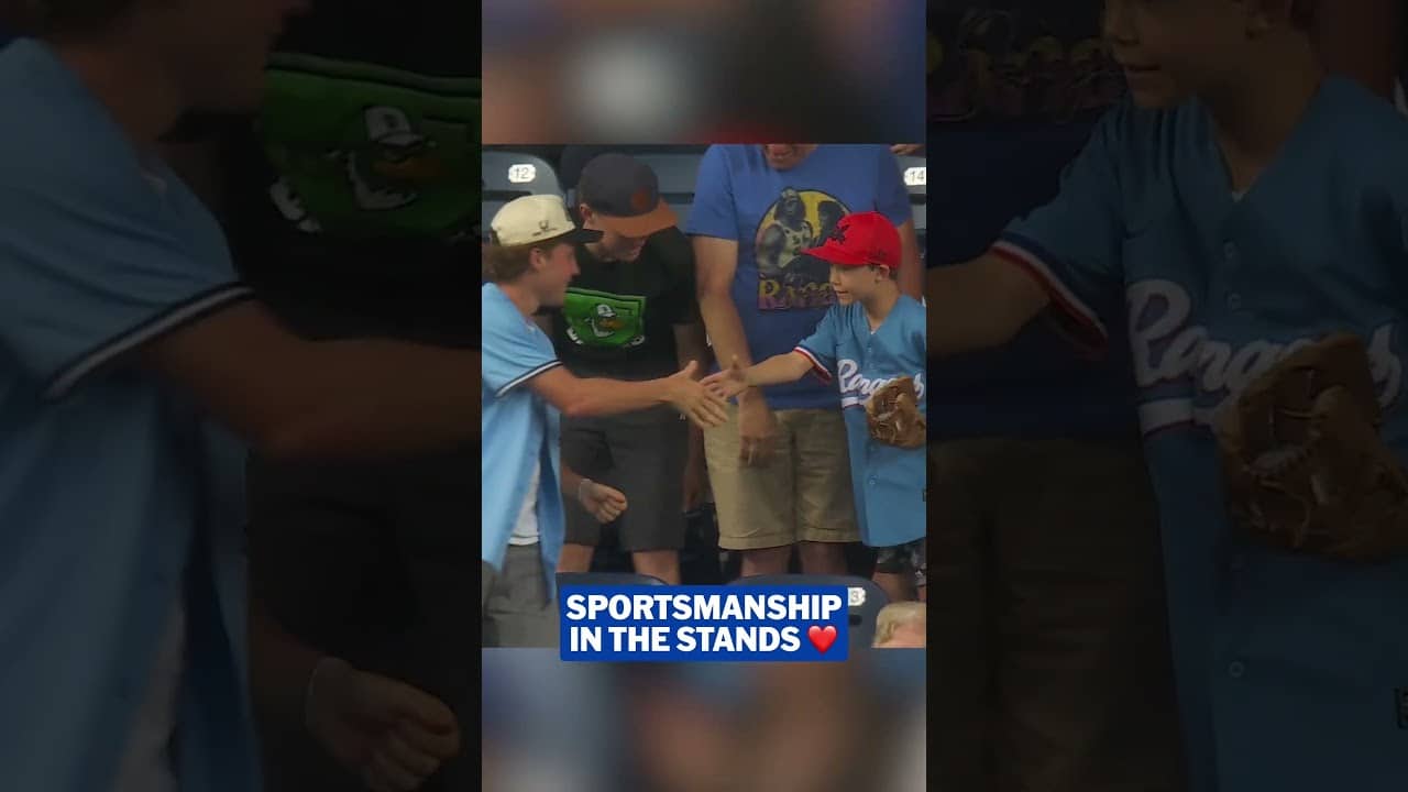 A Blue Jays fan caught Wyatt Langford’s home run ball and gave it to a young Langford fan 💙