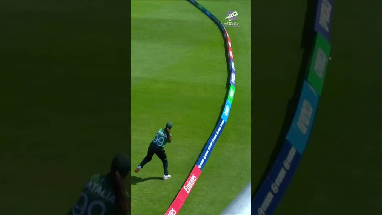 CAPTAIN GETS CAPTAIN! Fatima Sana gets the better of Harmanpreet Kaur 👏 #T20WorldCup