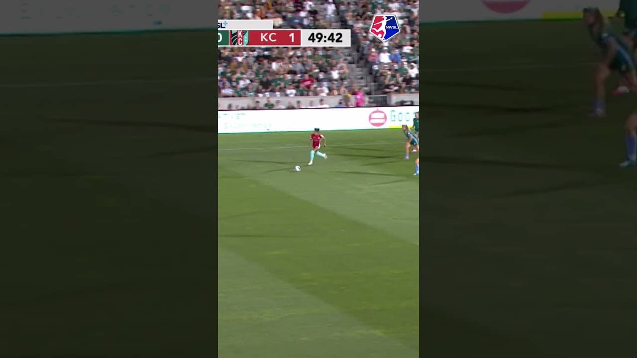When Bethune starts gliding… good luck. 😤 #nwsl #football #soccer