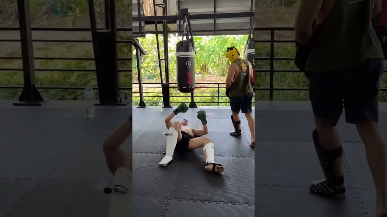 Perfect landing 🛬 Can Petchtanong drop Ben Woolliss at ONE Fight Night 43?