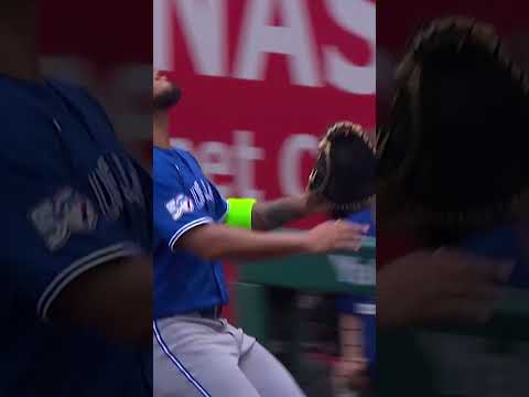 Wait for Vladdy's reaction to this catch from Lenyn Sosa 🤣