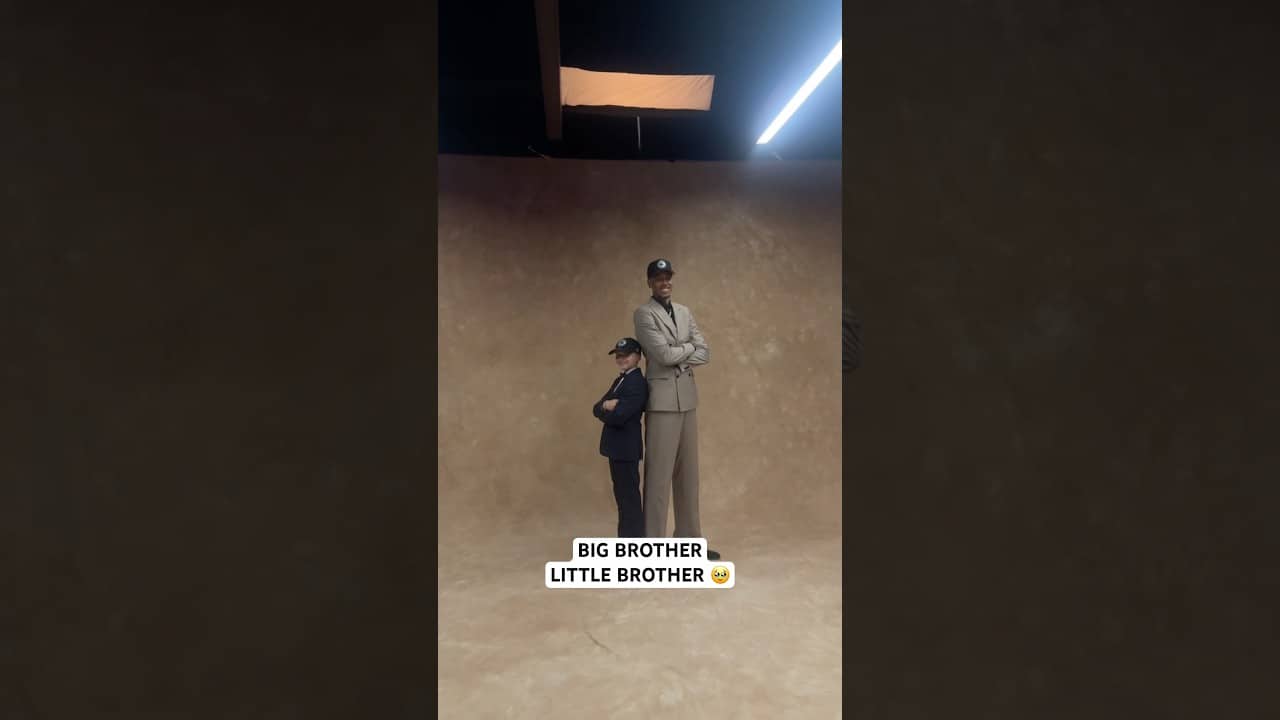Baba Miller and his brother pose for pictures 📸