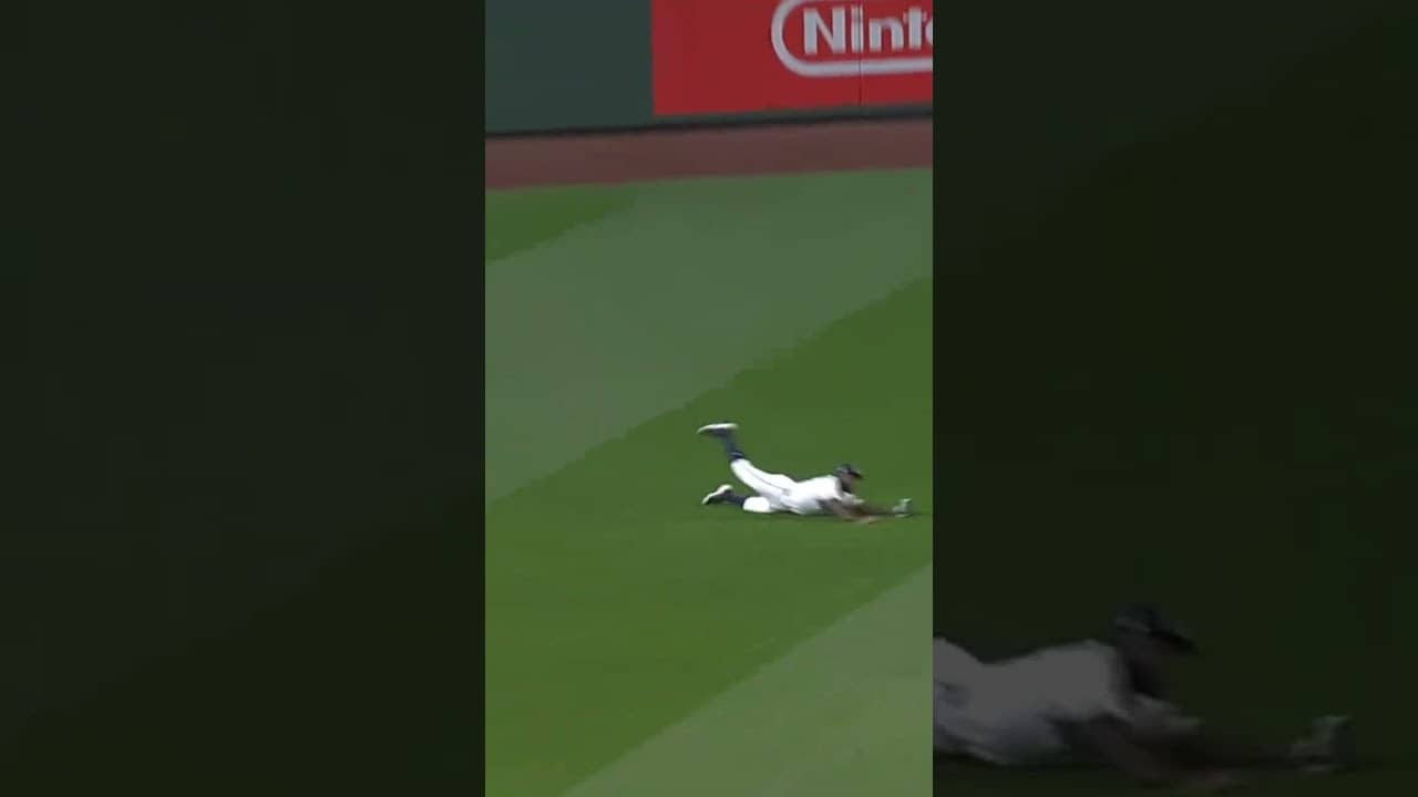Randy Arozarena goes full Superman to make this grab 😤