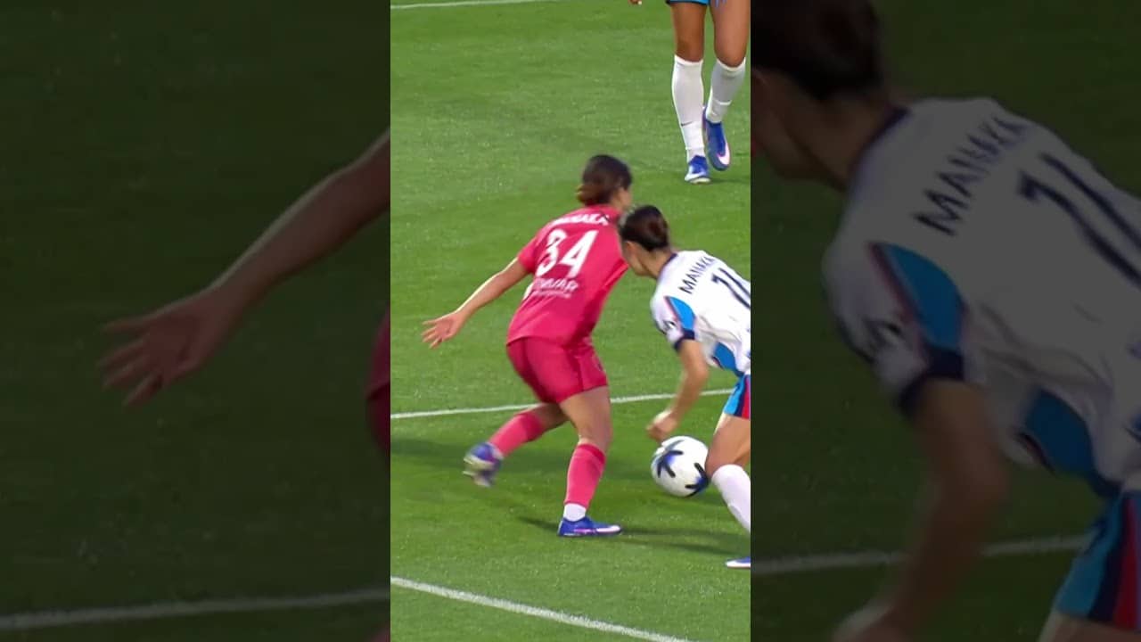 Ally SchleGOAL's first Courage goal had to be against her former team 🙂‍↔️