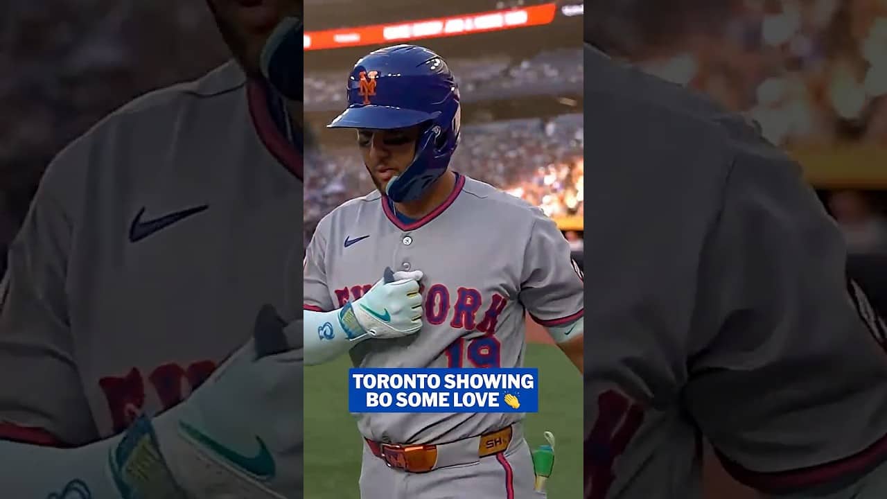 Bo Bichette receives a standing ovation from Blue Jays fans in his return to Rogers Centre 👏