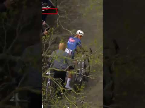 Race over for Mathieu van der Poel? 😥 The Dutchman gets yet another bike at the end of the Arenberg!