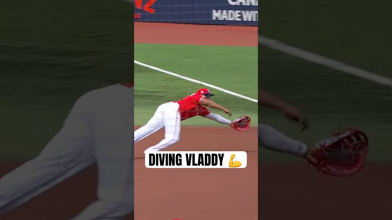 Vladimir Guerrero Jr. starts Canada Day off with a great defensive stop 👏 #MLB #Toronto #BlueJays