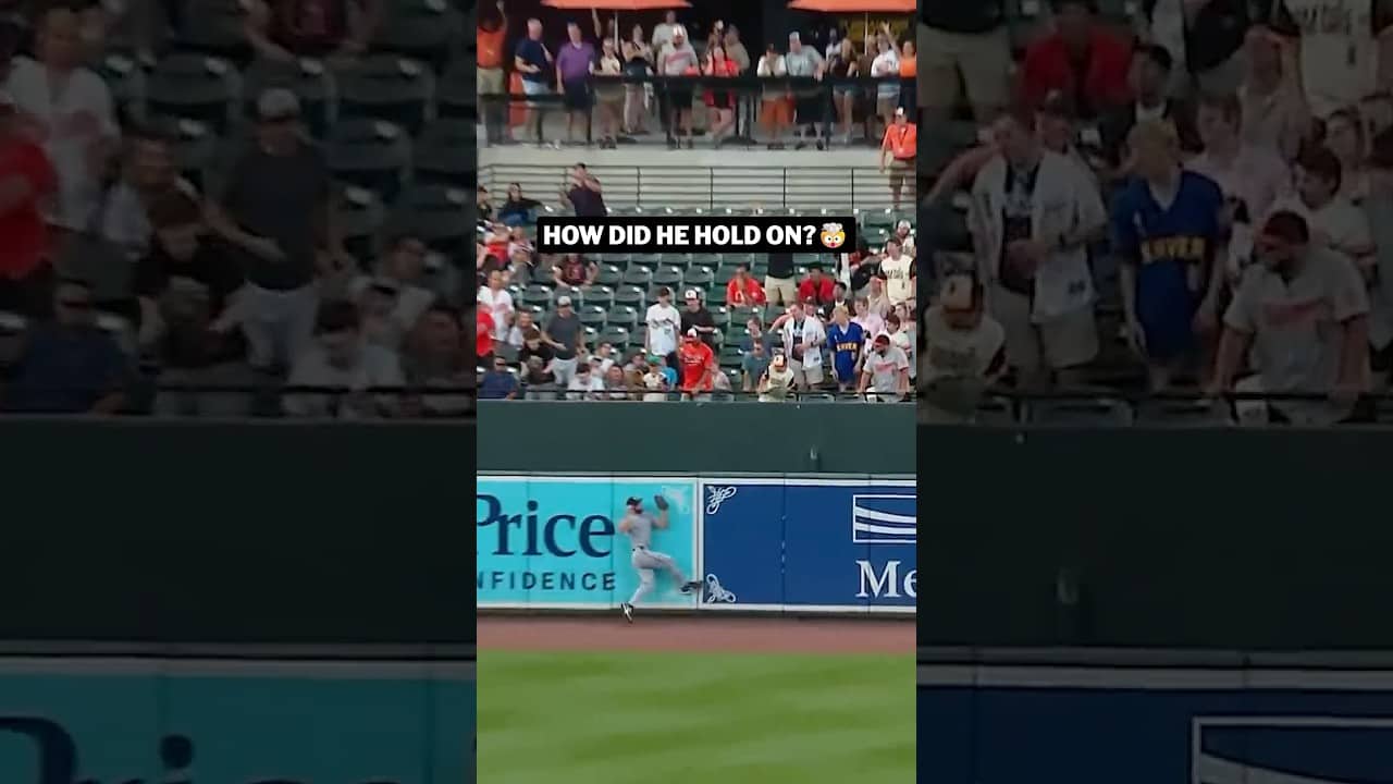 How does Tristan Peters hold on for this spectacular running catch!?