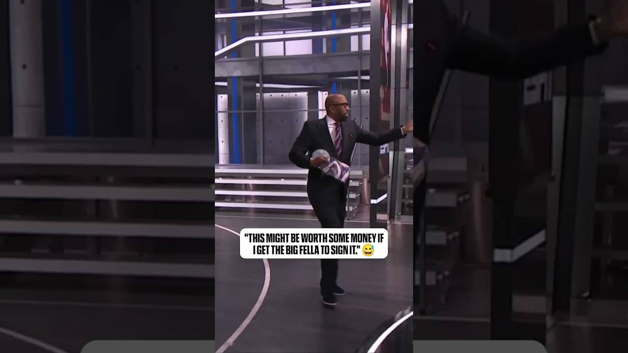 Kenny Smith always has gifts for the Inside the NBA crew 😂