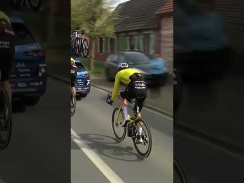 Wout van Aert is given a helping hand back to the peloton by great rival MvdP’s team car 🤝