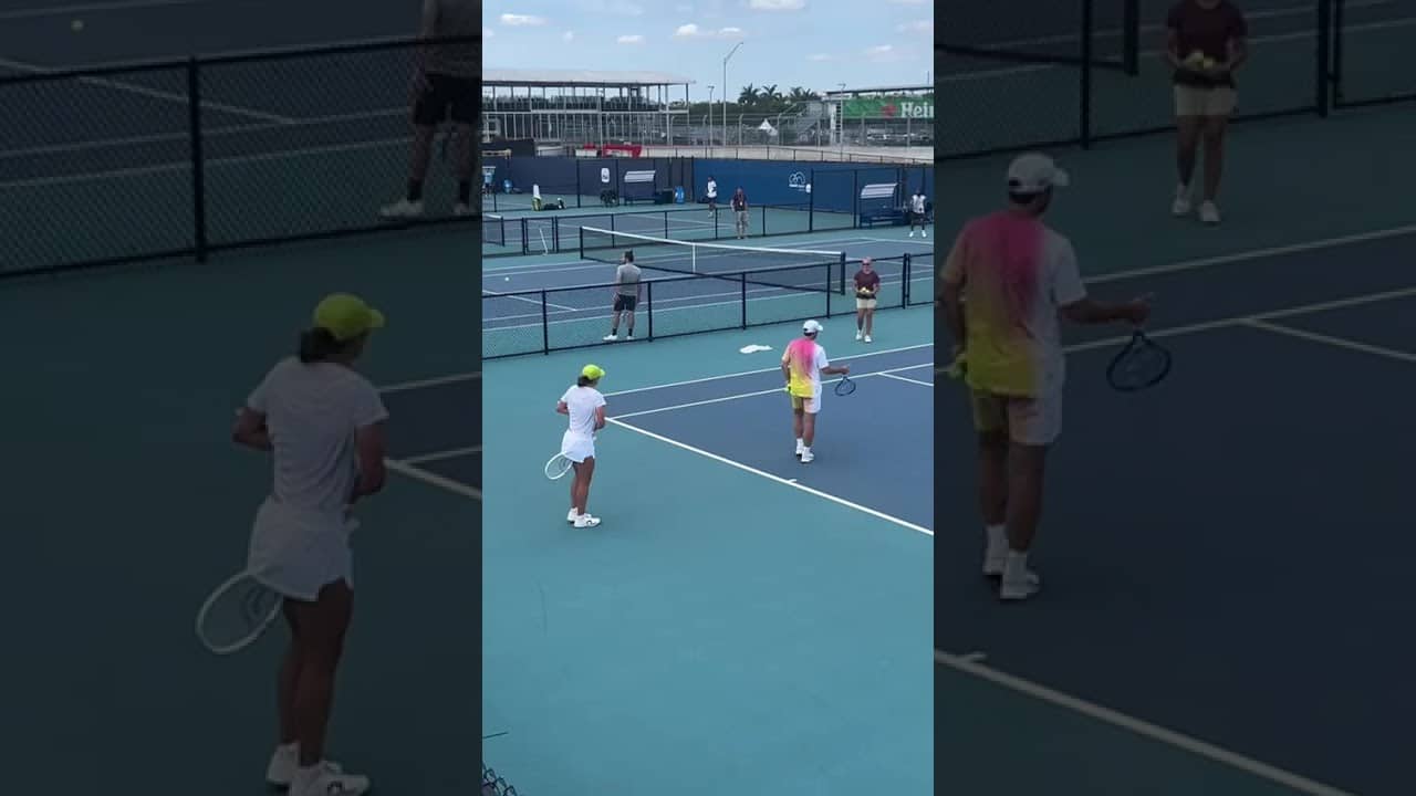 Former coach Wim Fissette passes on words of advice to Iga Swiatek during Miami Open practice