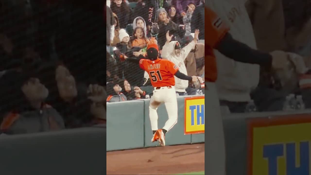 Jung Hoo Lee made this catch look far too easy | 이정후 수비도사