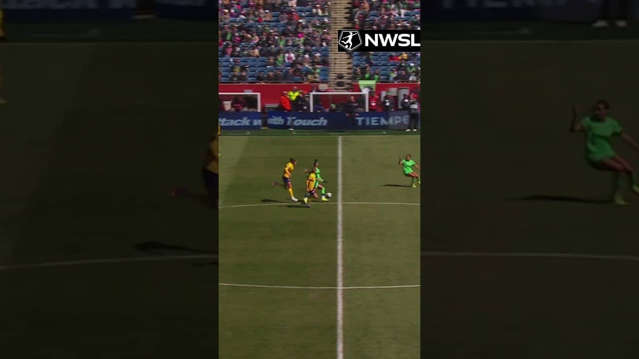 Elite ball control from Amanda Gutierres 👏⚽️