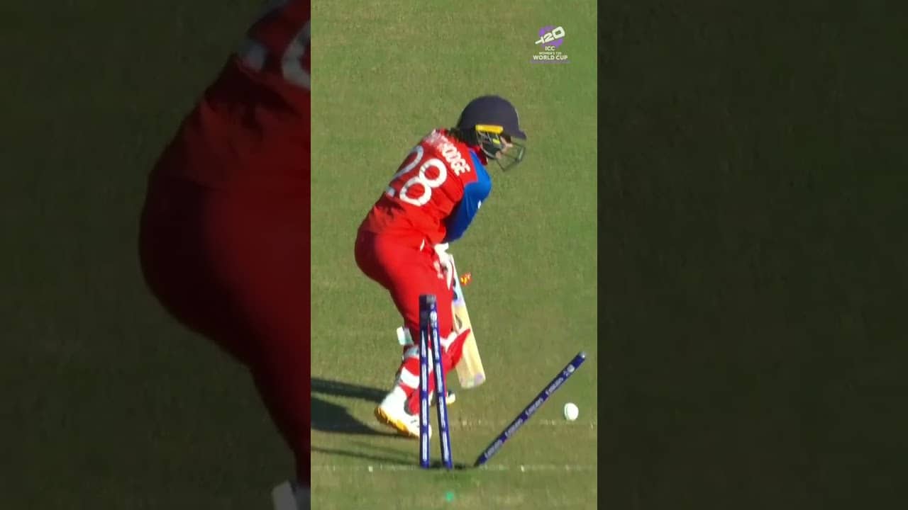 Marizanne Kapp hits timber as England lose the in-form Danni Wyatt-Hodge 😮 #T20WorldCup