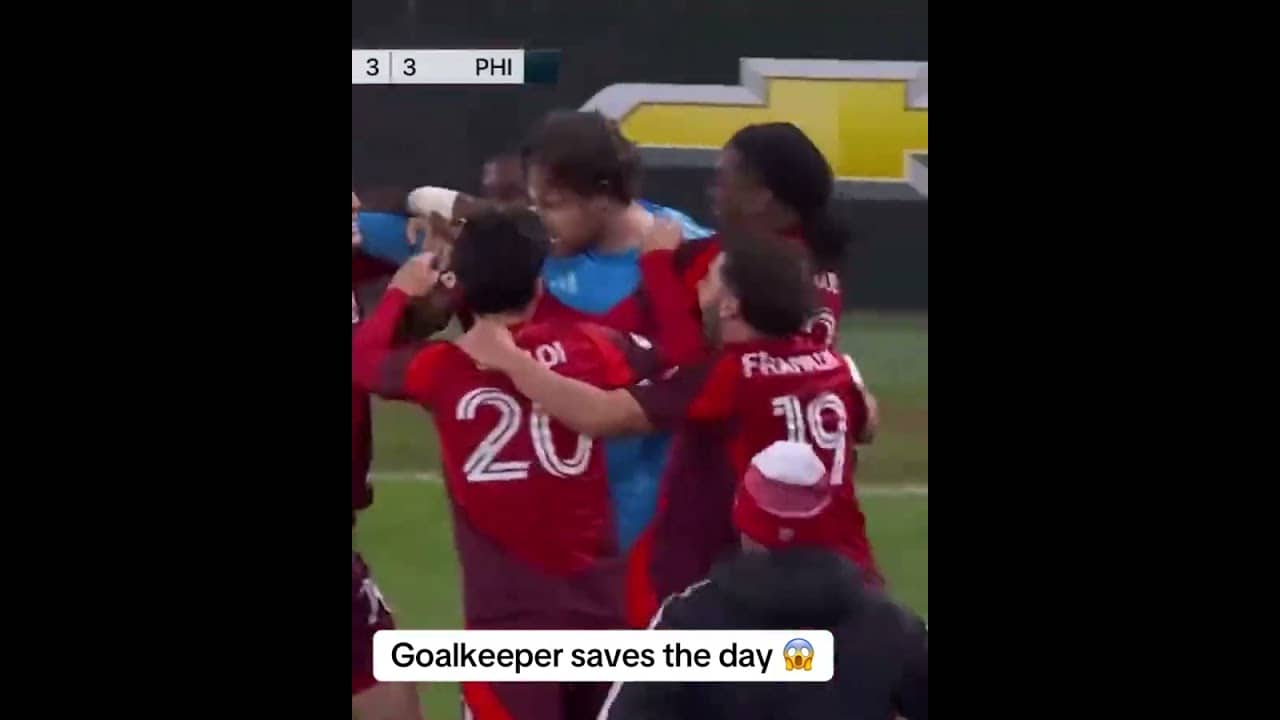 Toronto GK Luka Gavran scored this header in the final seconds of the match 🤯 (via MLS on AppleTV)