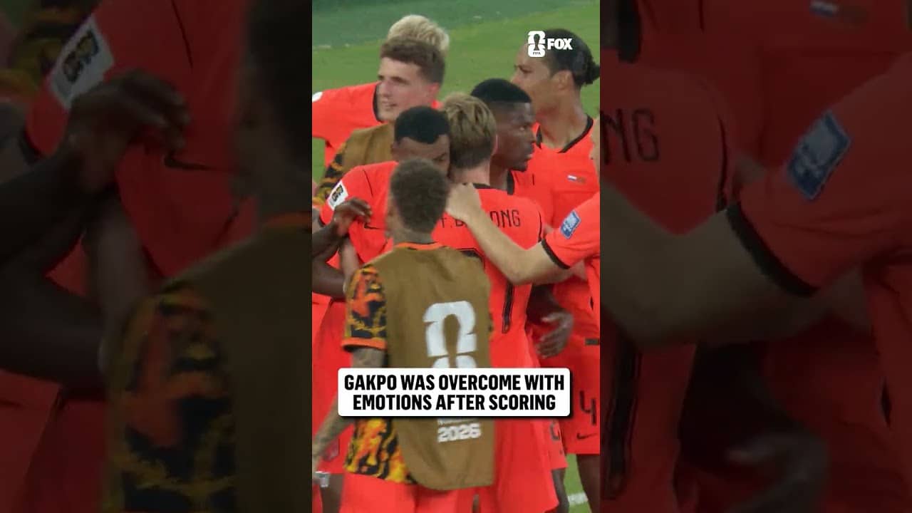 The entire Netherlands team comes on the field to support an emotional Cody Gakpo 🇳🇱