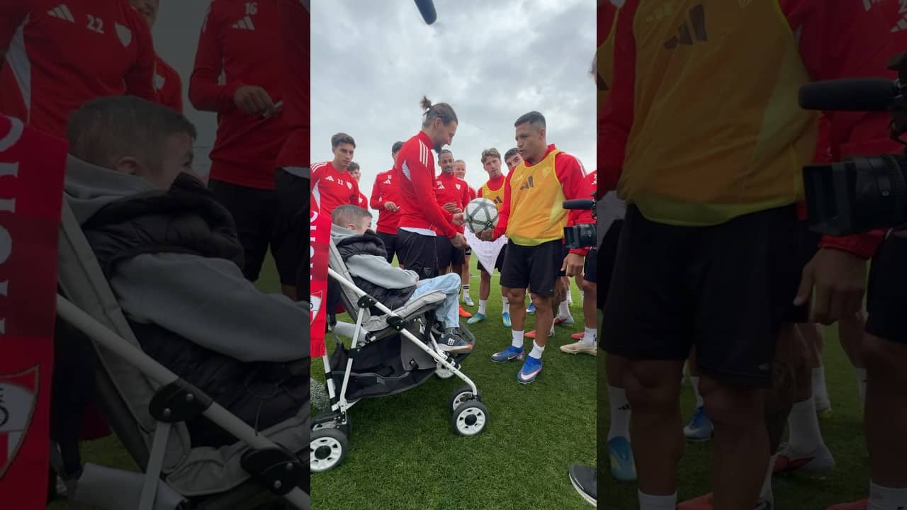 👏🏼 El precioso detalle de Alexis Sánchez con Leo 🎁⚽️ #sevillafc #futbol #shorts