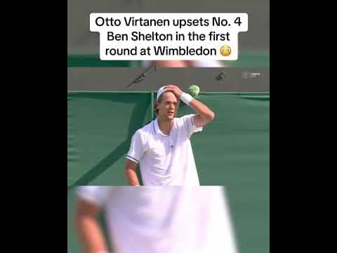Ben Shelton goes down at Wimbledon 😳