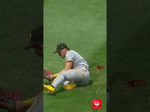 Konnor Griffin lays out for an incredible catch 🤩