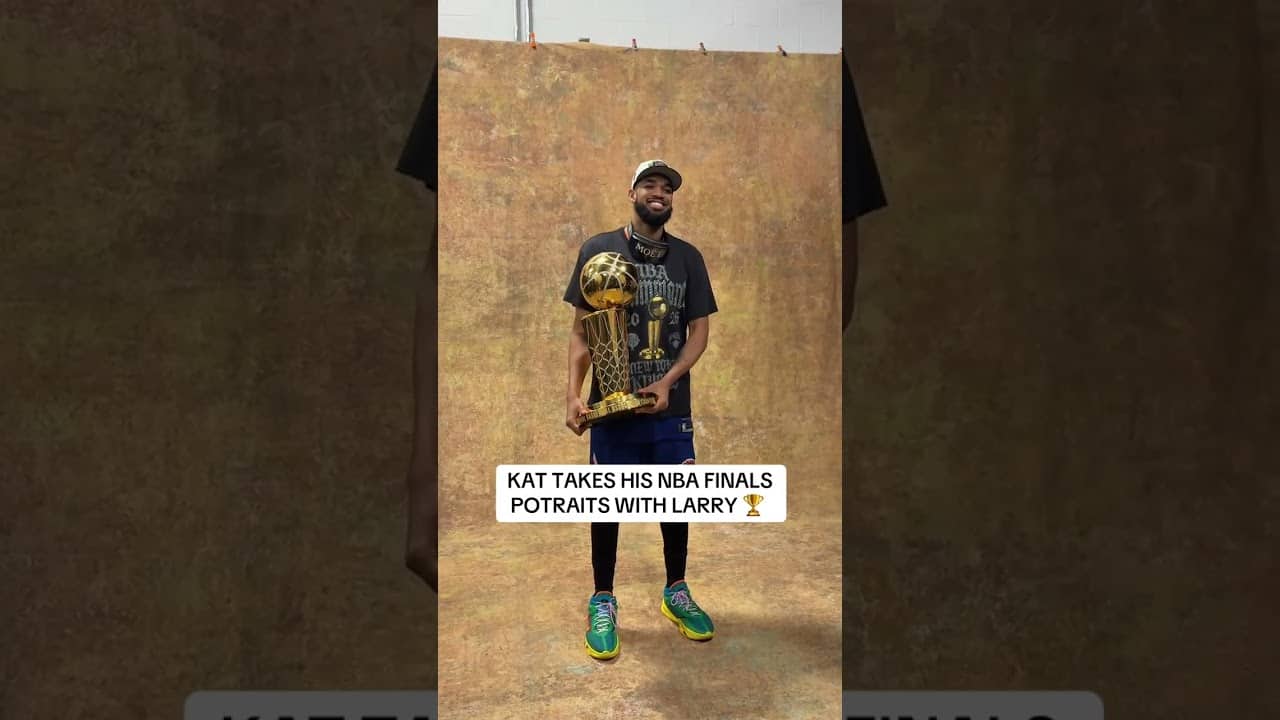 KAT poses with The Larry O’Brien Trophy 🏆