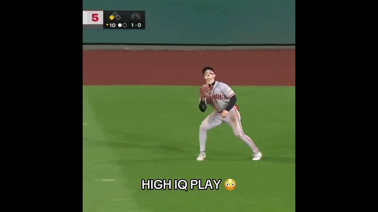 Outfielder tried baiting for an early tag 😳