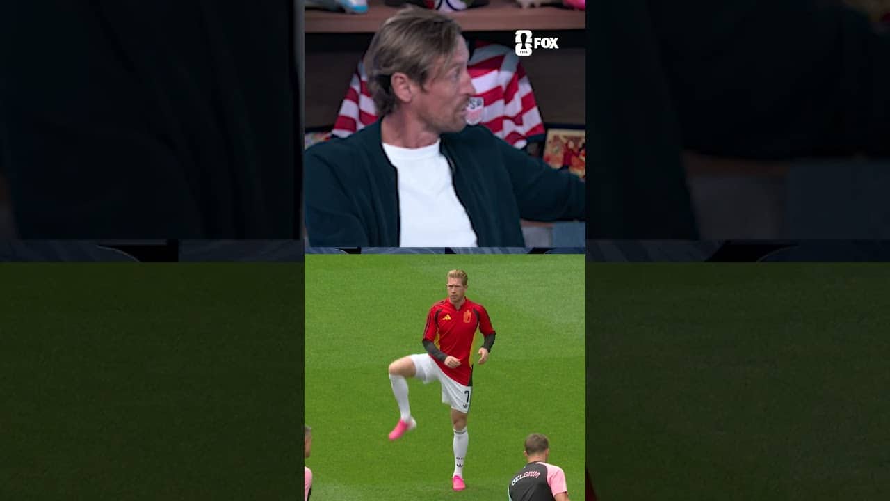 Even as an opponent, Peter Crouch wanted to give Kevin De Bruyne a standing ovation. 😂